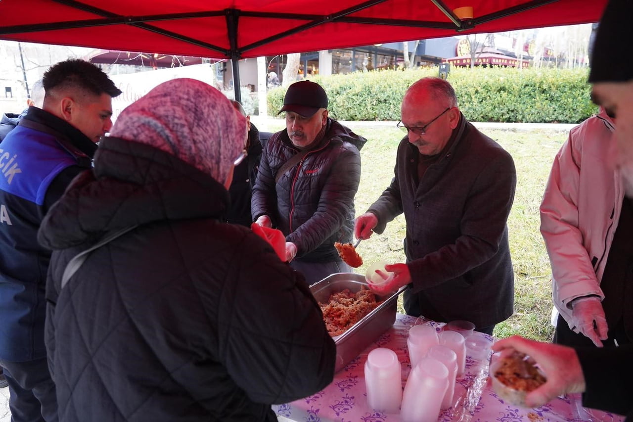 BİLECİK’TE MİRAÇ KANDİLİ DOLAYISIYLA VATANDAŞLARA HELVA İKRAMI