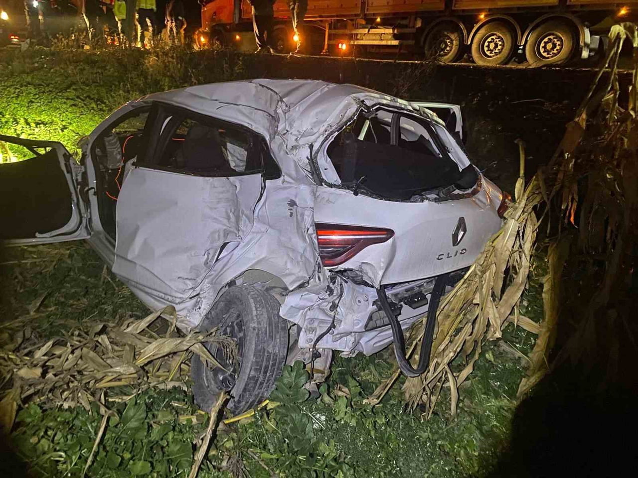 BİLECİK’TE OTOMOBİL TIRLARA ÇARPTI: 2 YARALI