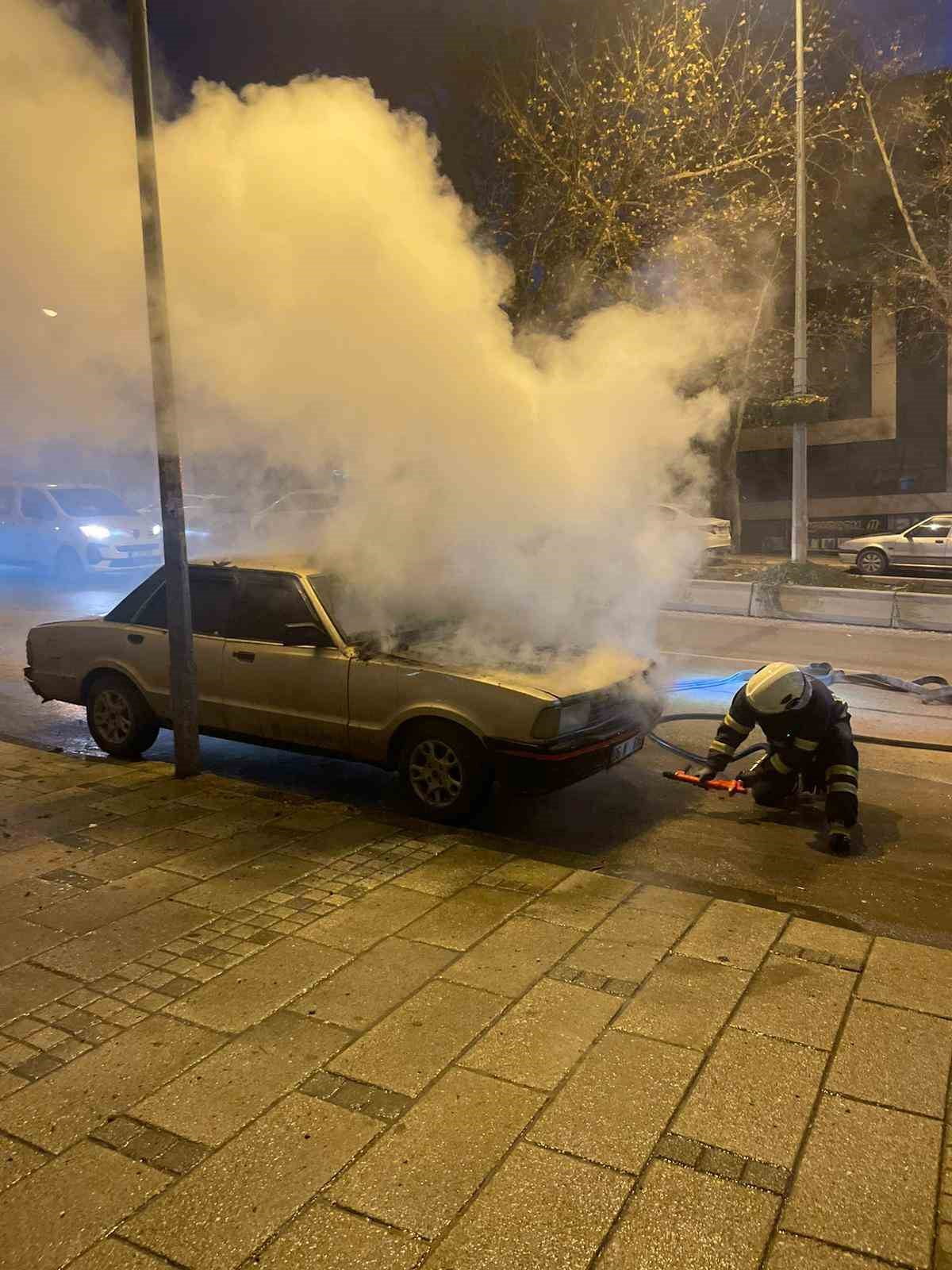 BİLECİK’TE PARK HALİNDEKİ OTOMOBİL ALEV ALEV YANDI