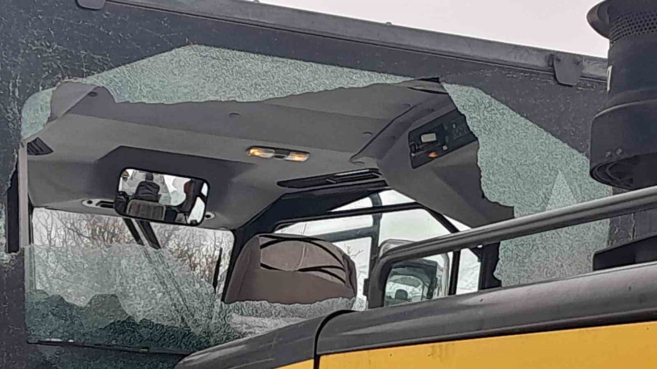 BİNGÖL’DE AHIR YOLUNU AÇMADILAR DİYE İŞ MAKİNESİNE SALDIRDILAR