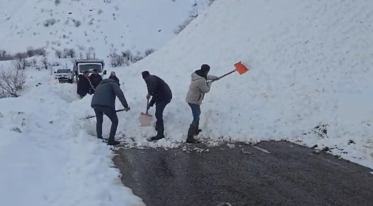 BİNGÖL’DE KARLIOVA İLE YEDİSU ARASINDAKİ KARAYOLUNA KÜÇÜK BİR ÇIĞ DÜŞTÜ. ARAÇLARIN ÖNÜNE DÜŞEN...