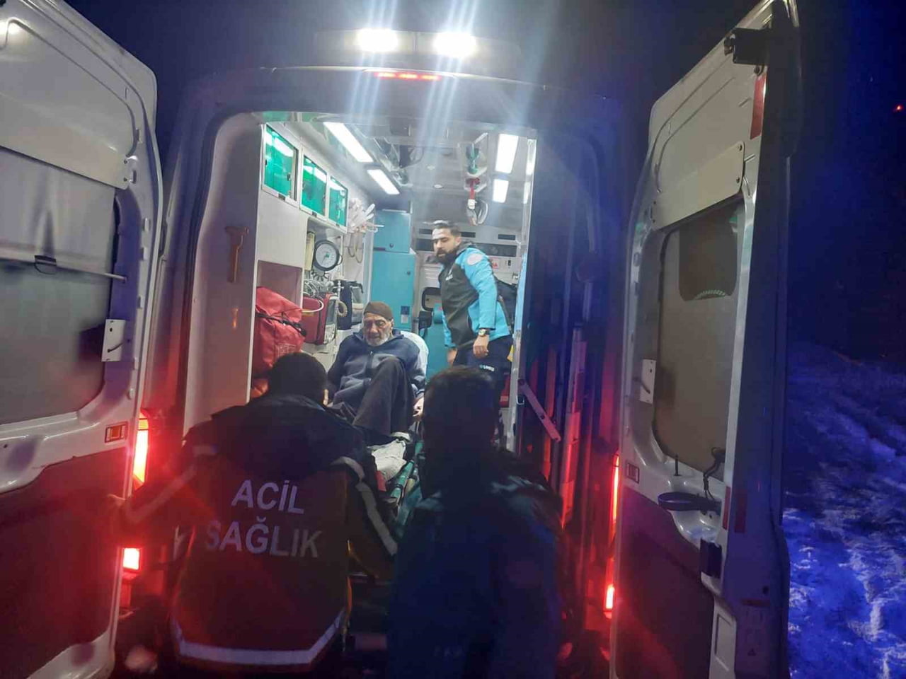 BİNGÖL’DE UMKE’DEN ZORLU KIŞ ŞARTLARINDA HASTA KURTARMA OPERASYONU