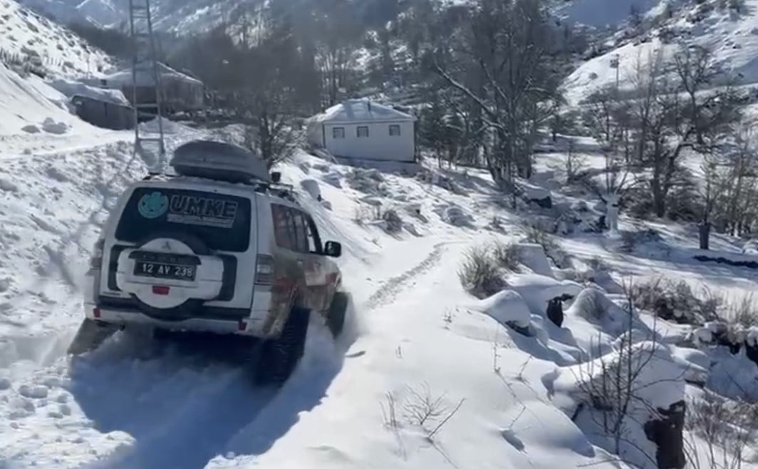 BİNGÖL’DE UMKE EKİPLERİ, YOĞUN KAR YAĞIŞI  VE TİPİ NEDENİYLE KARA YOLU ULAŞIMININ KAPALI OLDUĞU...