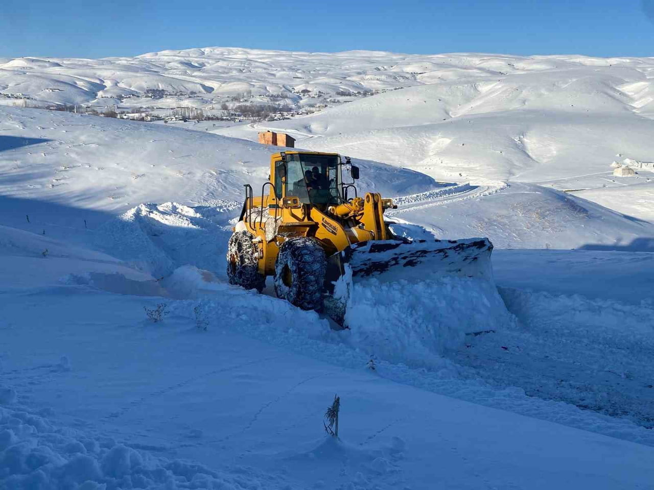 BİNGÖL’DE YOĞUN KAR YAĞIŞI NEDENİYLE KENT GENELİNDE 161  KÖY YOLU ULAŞIMA KAPANIRKEN, EKİPLERİN...
