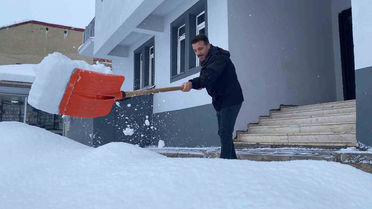 BİNGÖL GENELİNDE ETKİLİ OLAN YOĞUN KAR YAĞIŞI HAYATI OLUMSUZ ETKİLEMEYE DEVAM EDİYOR. ÖZELLİKLE...