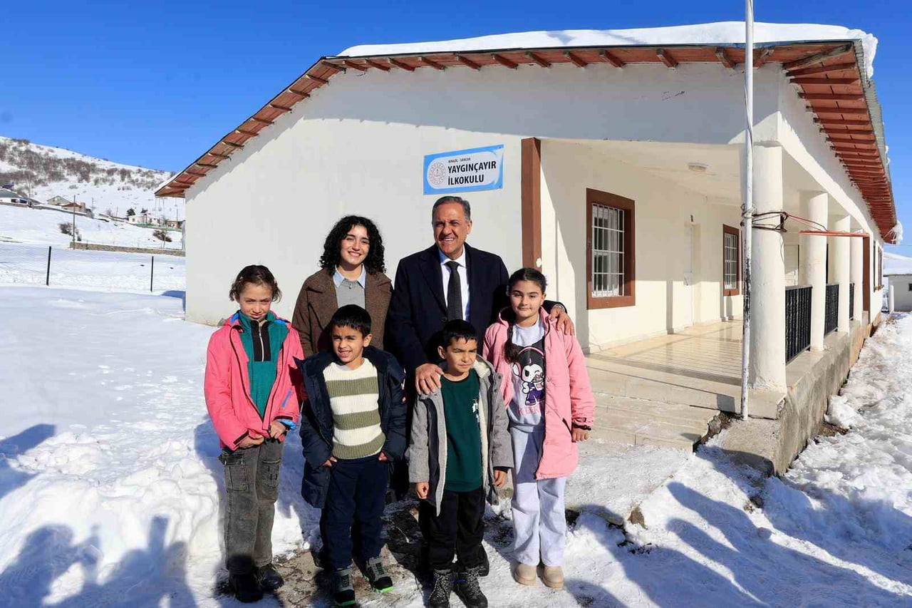 BİNGÖL VALİSİ DR. AHMET HAMDİ USTA, SOBANIN BAŞINDA KÖY OKULUNUN SICAKLIĞINI PAYLAŞTI, TEK...