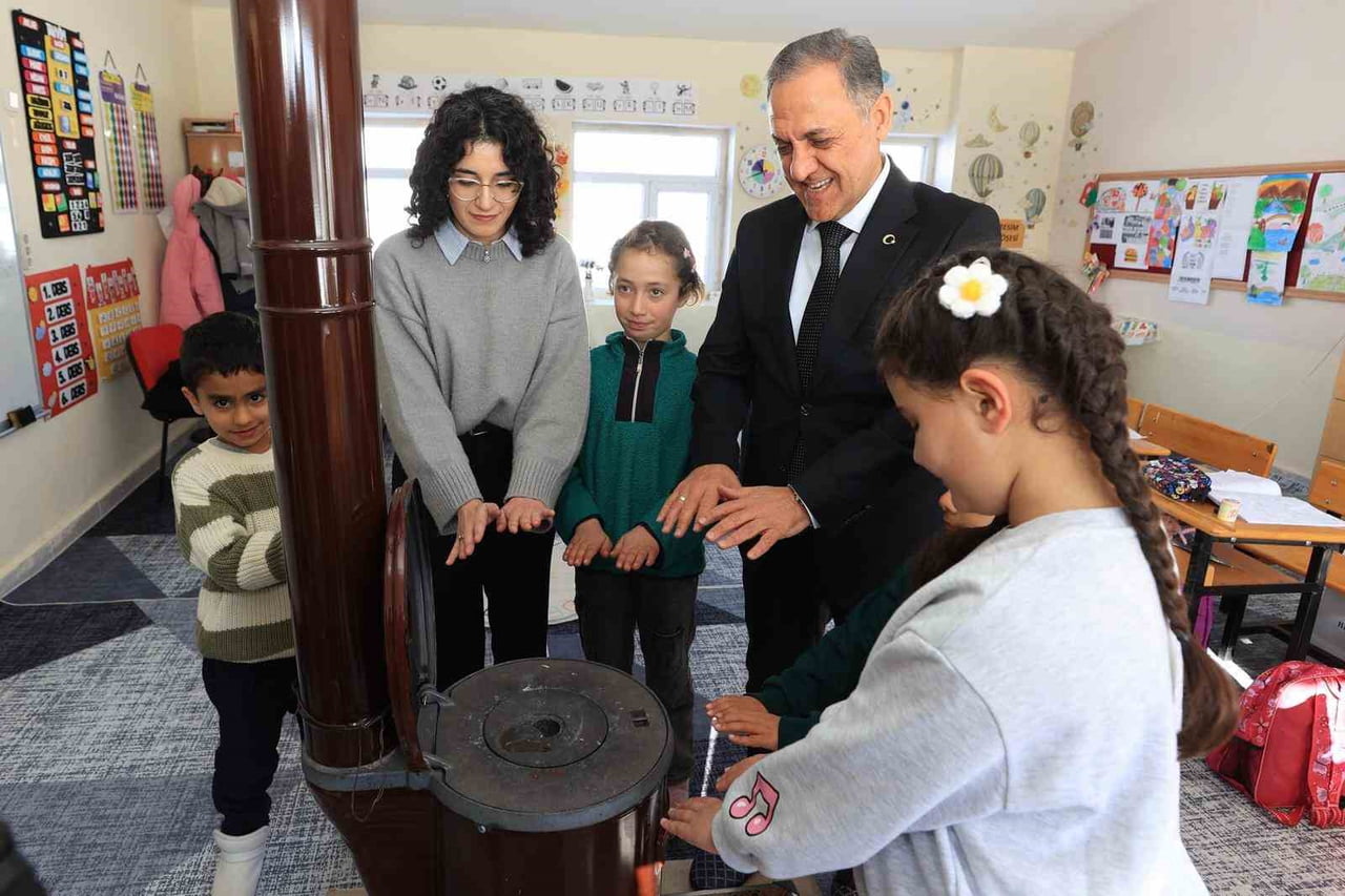 BİNGÖL VALİSİ DR. AHMET HAMDİ USTA, SOBANIN BAŞINDA KÖY OKULUNUN SICAKLIĞINI PAYLAŞTI, TEK...