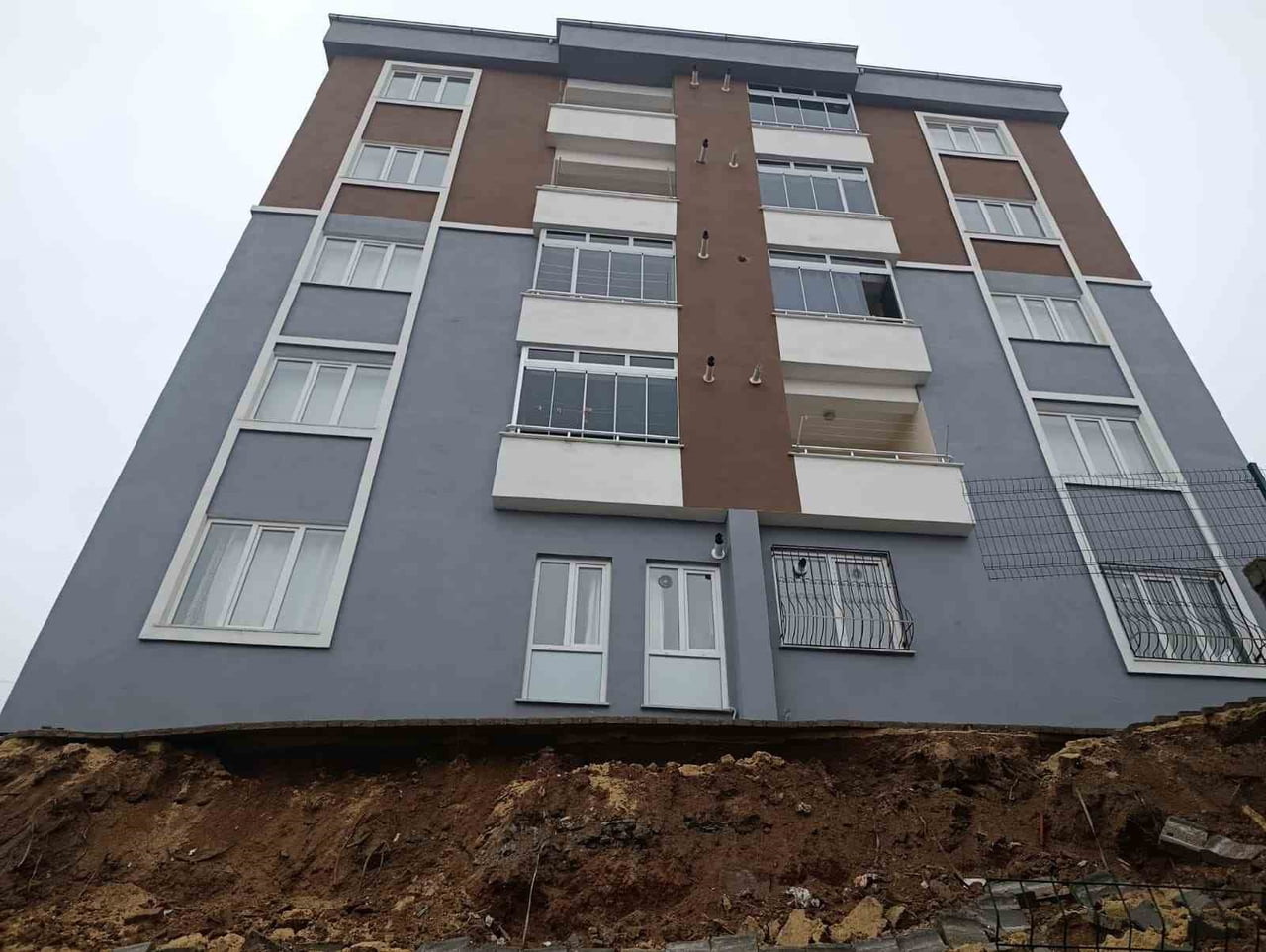 BİR BİNA VE MÜSTAKİL EVİN ARASINDAKİ İSTİNAT BÜYÜK BİR GÜRÜLTÜYLE ÇÖKTÜ.