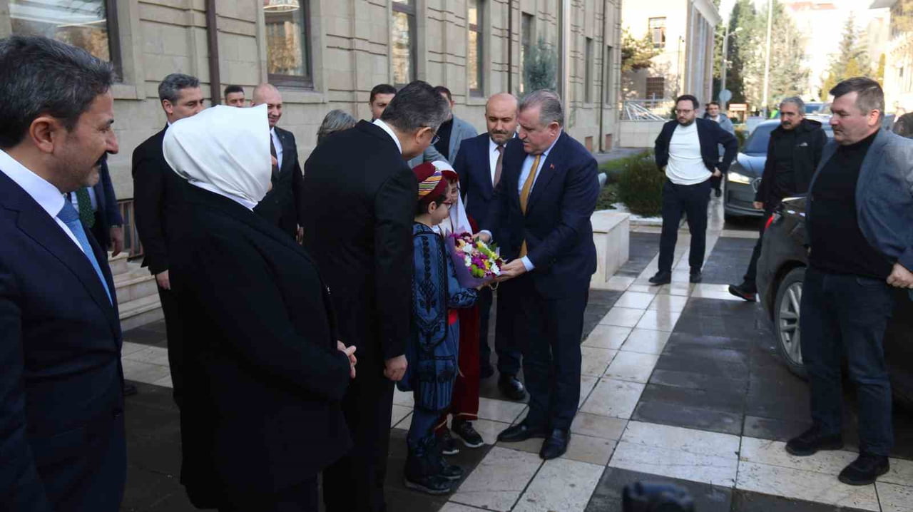 BİR DİZİ ZİYARET VE PROGRAM İÇİN ESKİŞEHİR’E GELEN GENÇLİK VE SPOR BAKANI DR. OSMAN AŞKIN BAK, İLK...