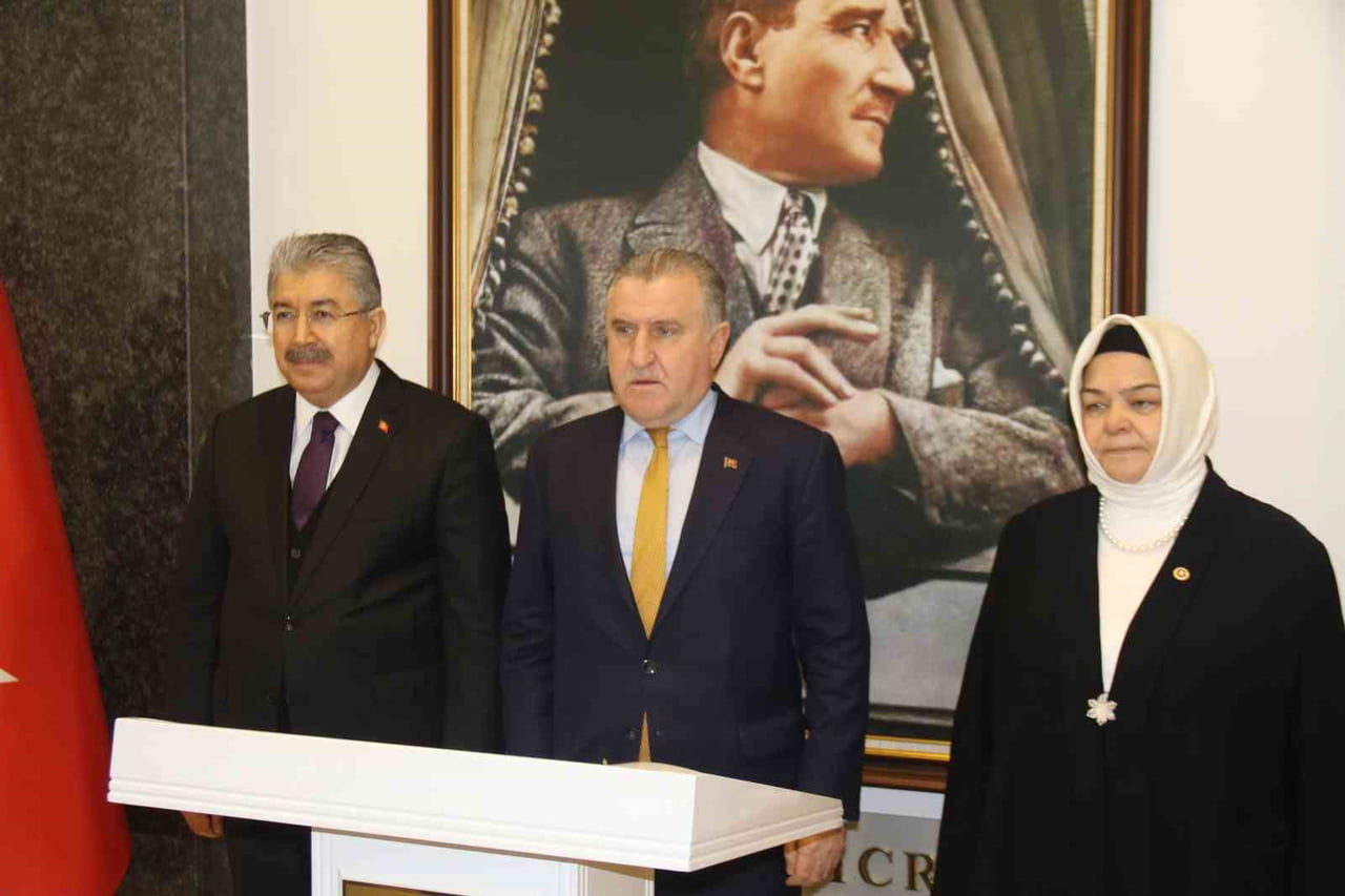 BİR DİZİ ZİYARET VE PROGRAM İÇİN ESKİŞEHİR’E GELEN GENÇLİK VE SPOR BAKANI DR. OSMAN AŞKIN BAK, İLK...