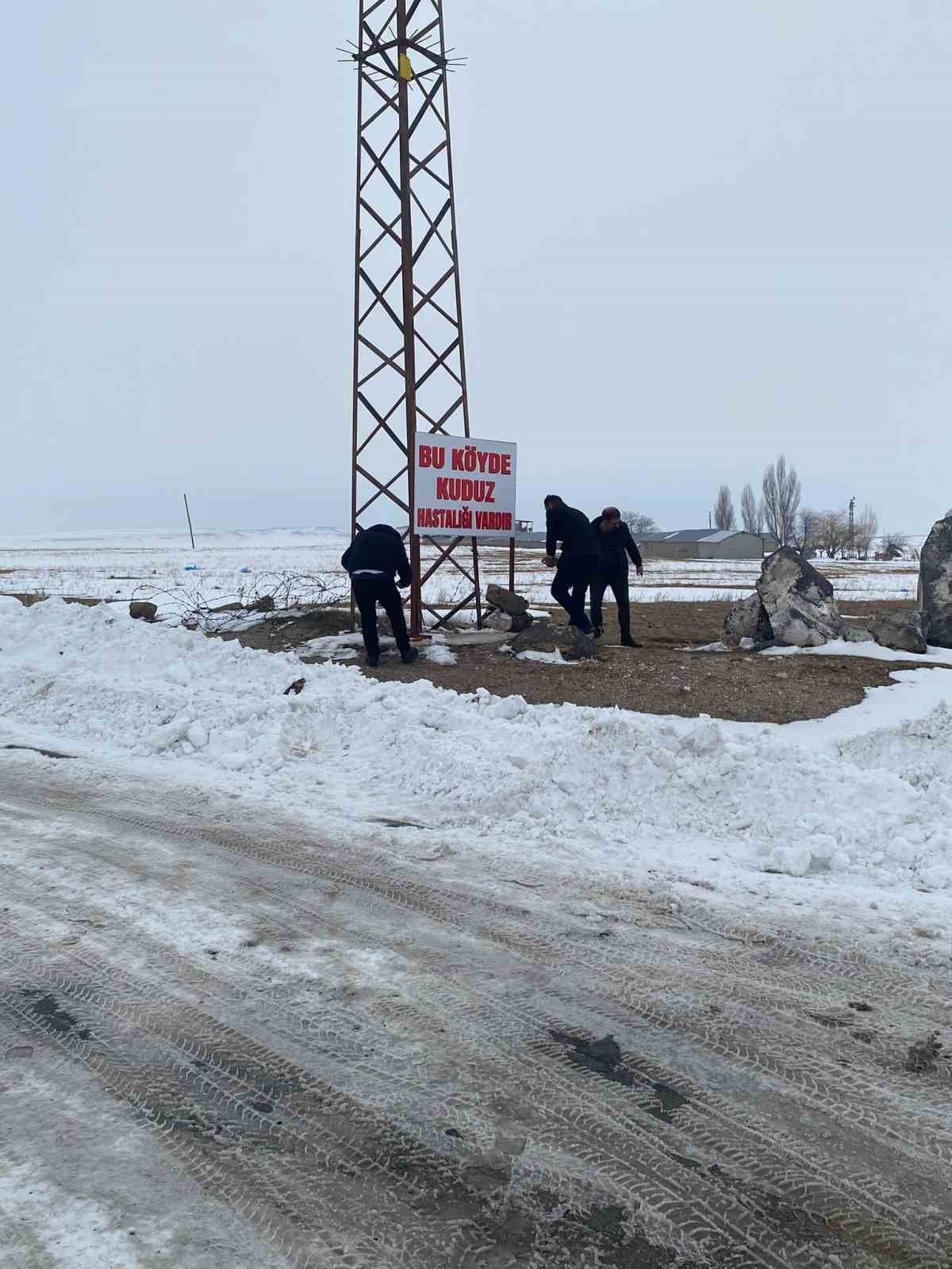 BİTLİS'İN ADİLCEVAZ İLÇESİNE BAĞLI KÖMÜRLÜ KÖYÜ, KUDUZ NEDENİYLE KARANTİNAYA ALINDI.