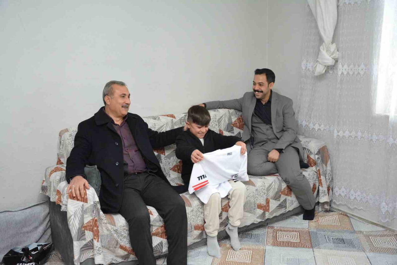 BİTLİS'İN GÜROYMAK KAYMAKAMI MEHMET ZAHİD UZUN, TÜRKİYE ŞAMPİYON OLAN AHMET YASİN AYDEMİR’İ...