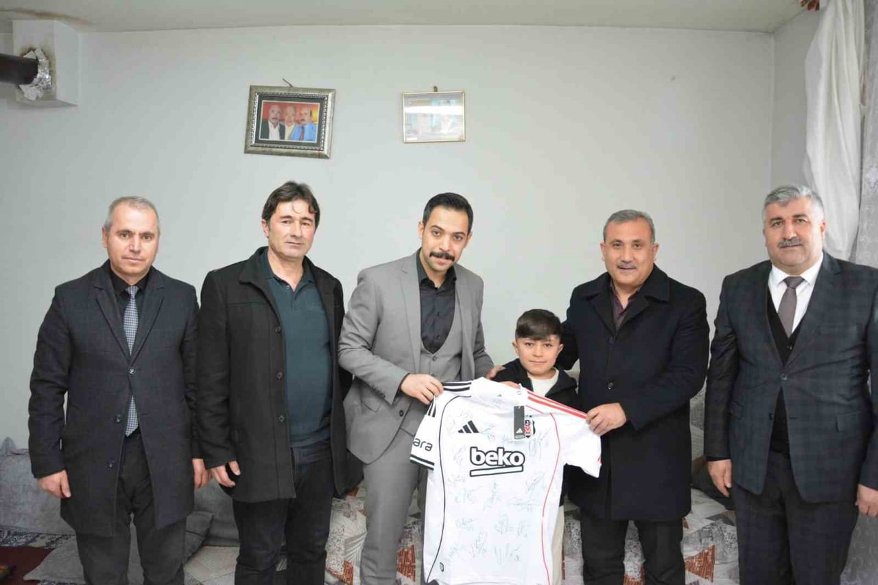 BİTLİS'İN GÜROYMAK KAYMAKAMI MEHMET ZAHİD UZUN, TÜRKİYE ŞAMPİYON OLAN AHMET YASİN AYDEMİR’İ...