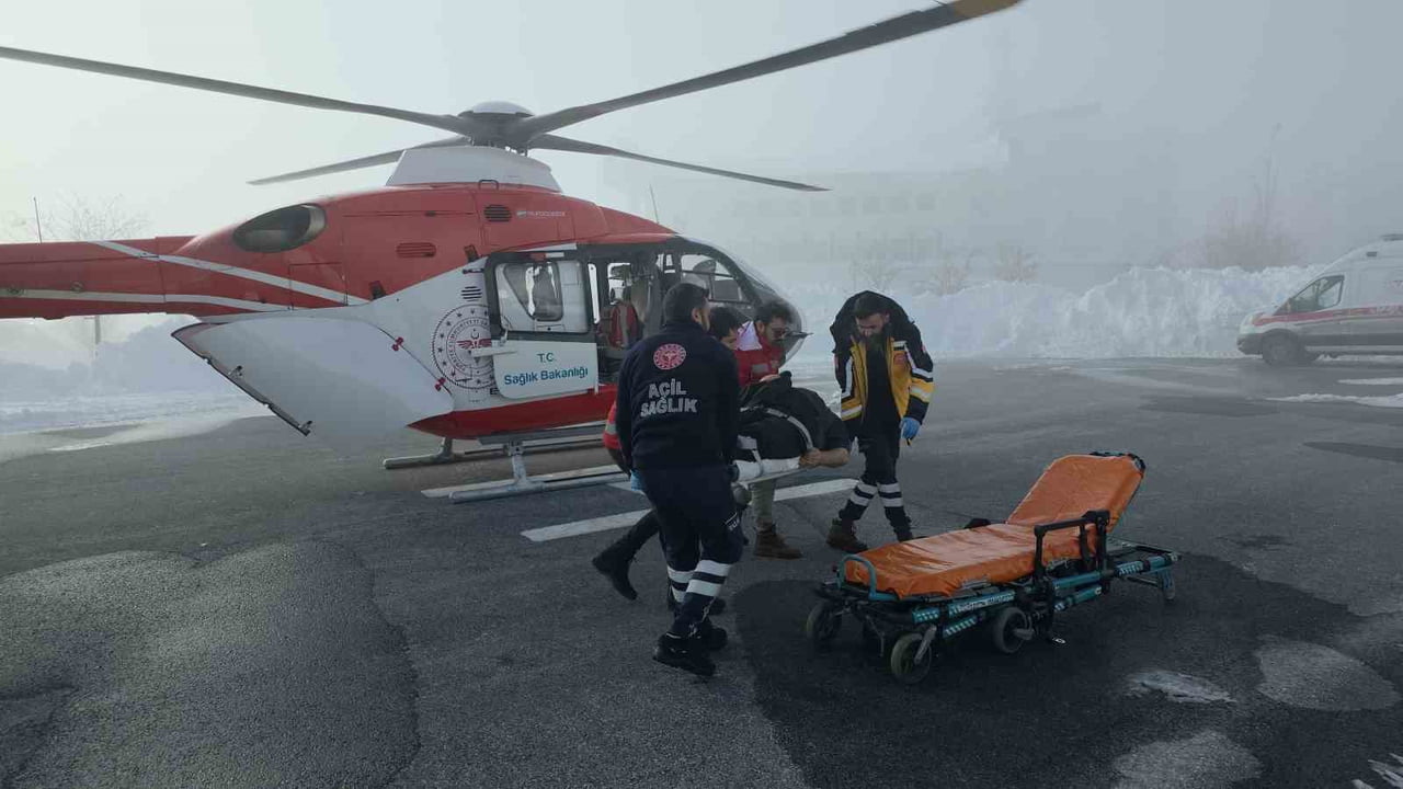 BİTLİS'İN HİZAN İLÇESİNDE RAHATSIZLANAN KOAH HASTASI ŞAKİR ŞİŞMAN (65), HELİKOPTER AMBULANSLA...