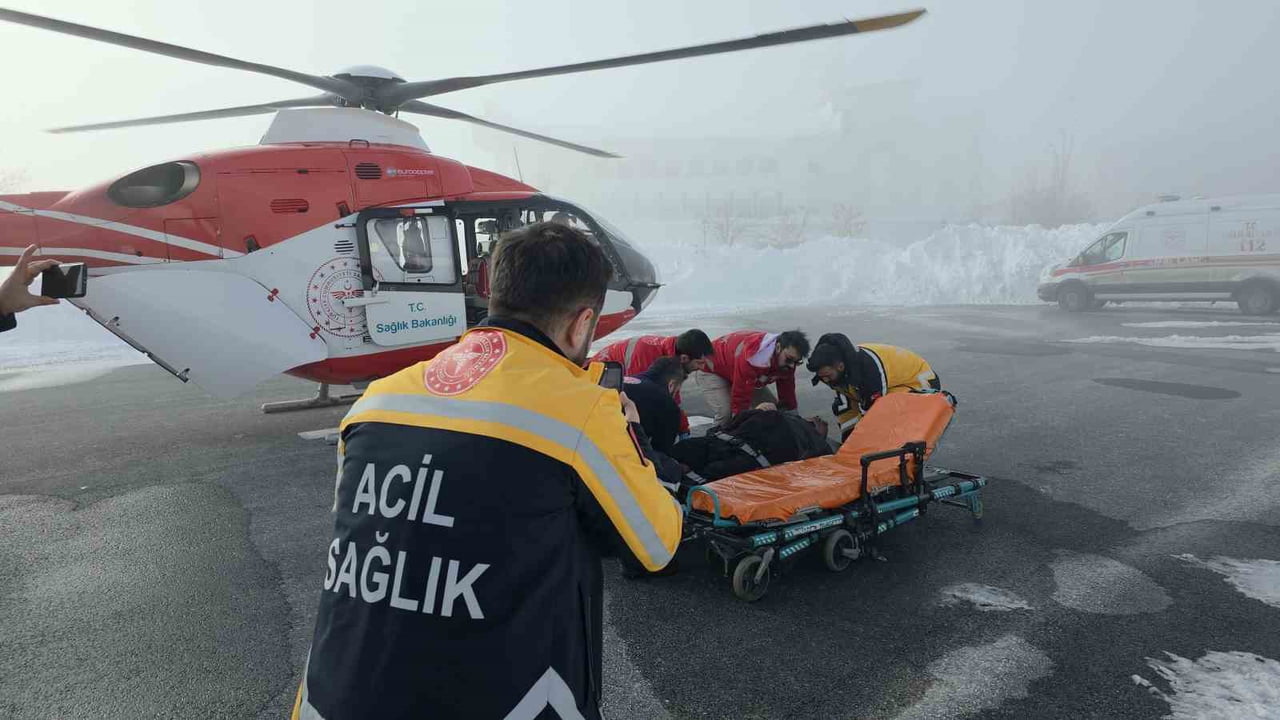 BİTLİS'İN HİZAN İLÇESİNDE RAHATSIZLANAN KOAH HASTASI ŞAKİR ŞİŞMAN (65), HELİKOPTER AMBULANSLA...