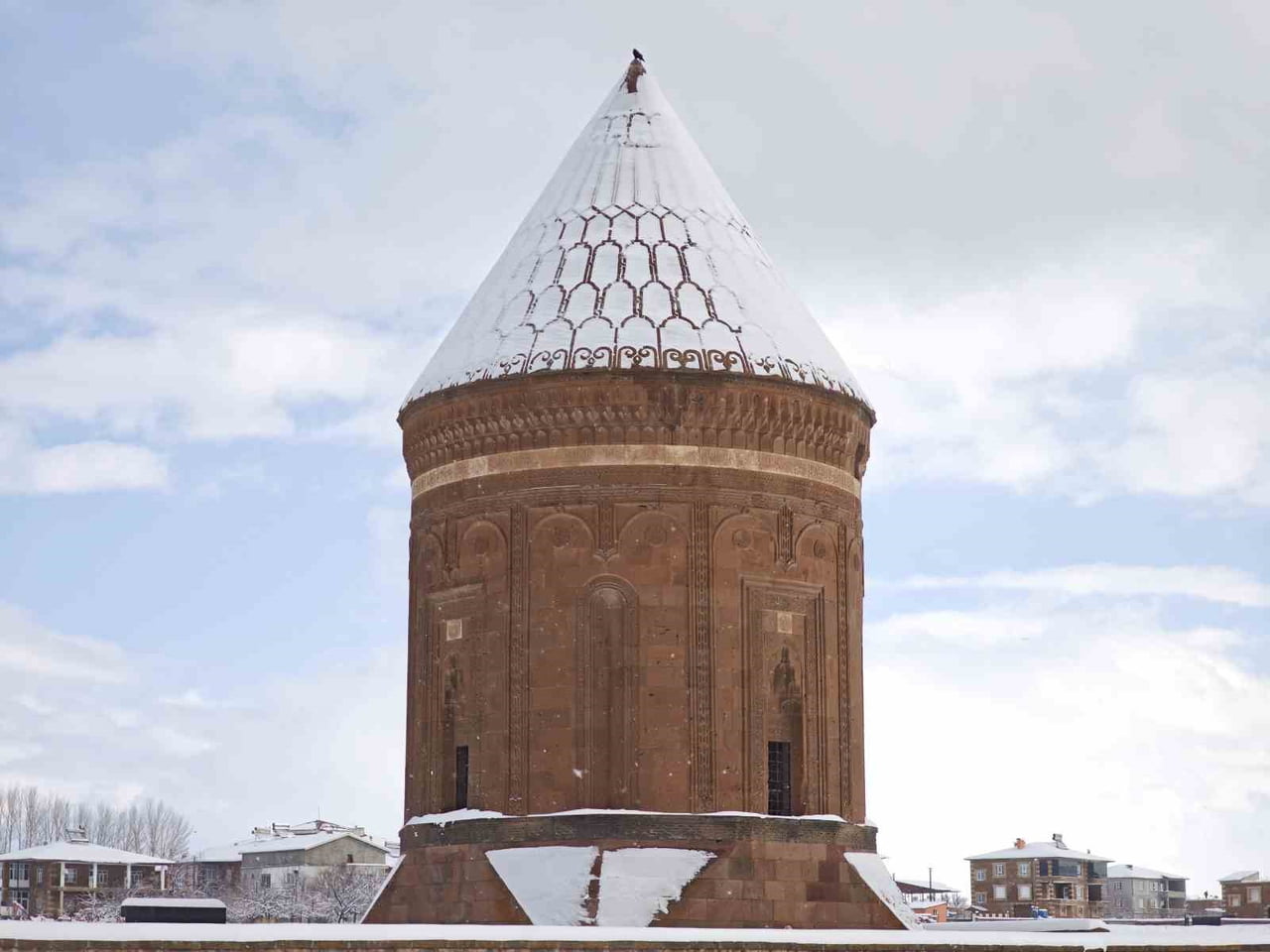 BİTLİS'İN TARİHİ AHLAT İLÇESİNDE MASALSI KAR MANZARALARI OLUŞTU.