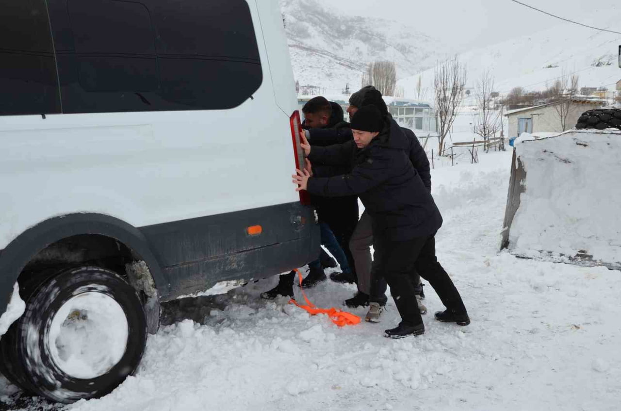 BİTLİS'İN TATVAN İLÇESİNDE YOĞUN KAR YAĞIŞI NEDENİYLE KAPANAN KÖY YOLLARINDA MAHSUR KALANLARIN...