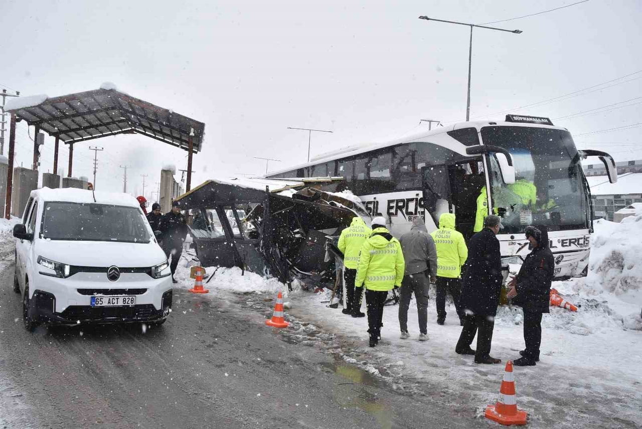 BİTLİS'TE ŞEHİRLERARASI YOLCU TAŞIMACILIĞI YAPAN BİR OTOBÜSÜN KONTROLDEN ÇIKARAK POLİS UYGULAMA...