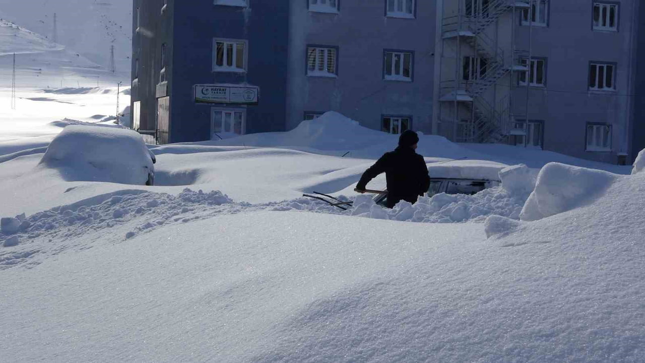 BİTLİS GENELİNDE METRELERİ BULAN KAR KALINLIĞI NEDENİYLE BİRÇOK ARAÇ KAR YIĞINLARININ ALTINDA...