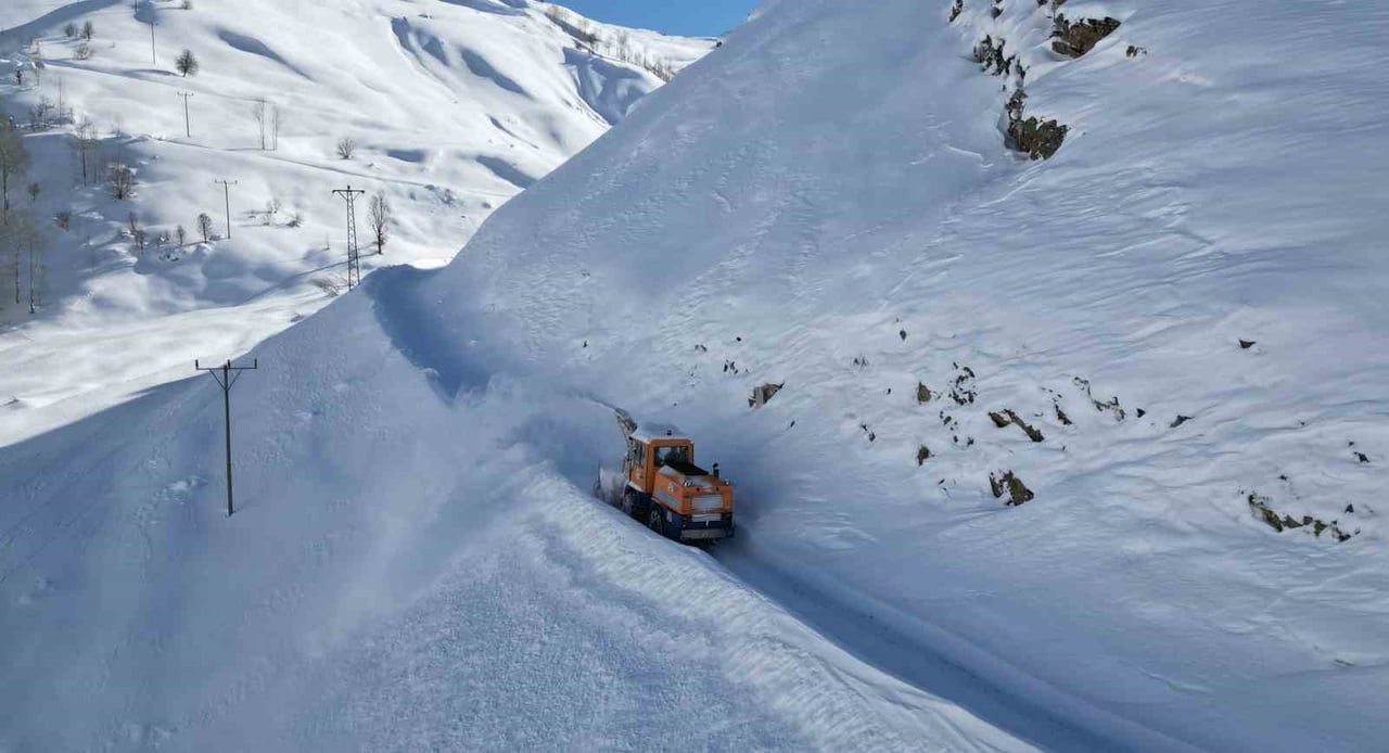 BİTLİS İL ÖZEL İDARESİ EKİPLERİ YOĞUN KAR YAĞIŞI NEDENİYLE KAPANAN KÖY YOLLARINDA 7/24 ESASINA...
