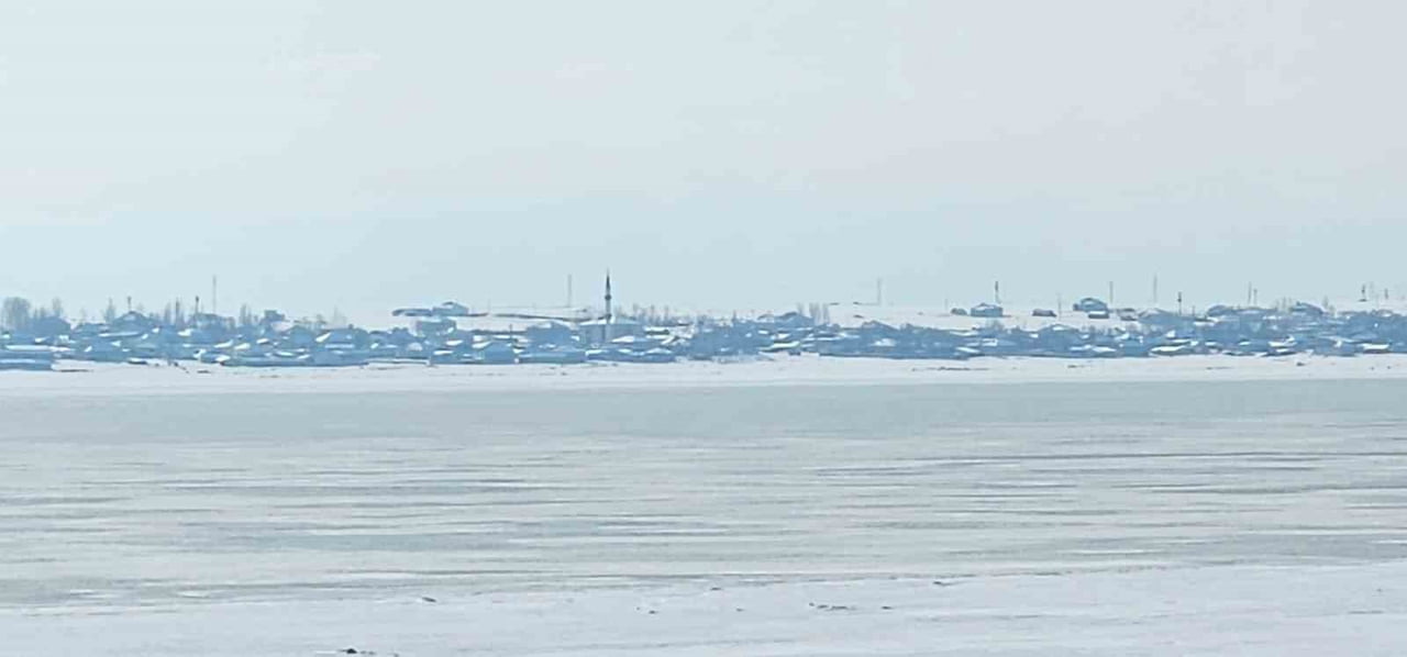 BİTLİS’İN ADİLCEVAZ İLÇESİ SINIRLARINDA YER ALAN VE "KUŞ CENNETİ" OLARAK BİLİNEN ARİN GÖLÜ, ETKİLİ...