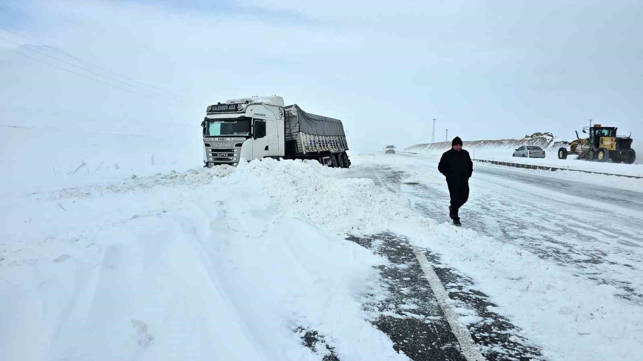 BİTLİS’İN ADİLCEVAZ İLÇESİNDE ETKİLİ OLAN YOĞUN BUZLANMA VE FIRTINA, TRAFİK KAZALARINI DA...