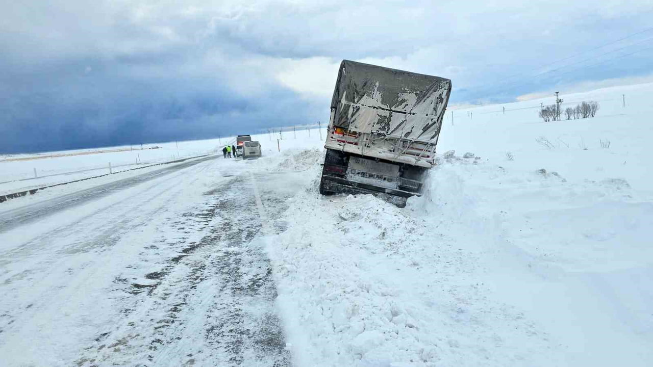 BİTLİS’İN ADİLCEVAZ İLÇESİNDE ETKİLİ OLAN YOĞUN BUZLANMA VE FIRTINA, TRAFİK KAZALARINI DA...