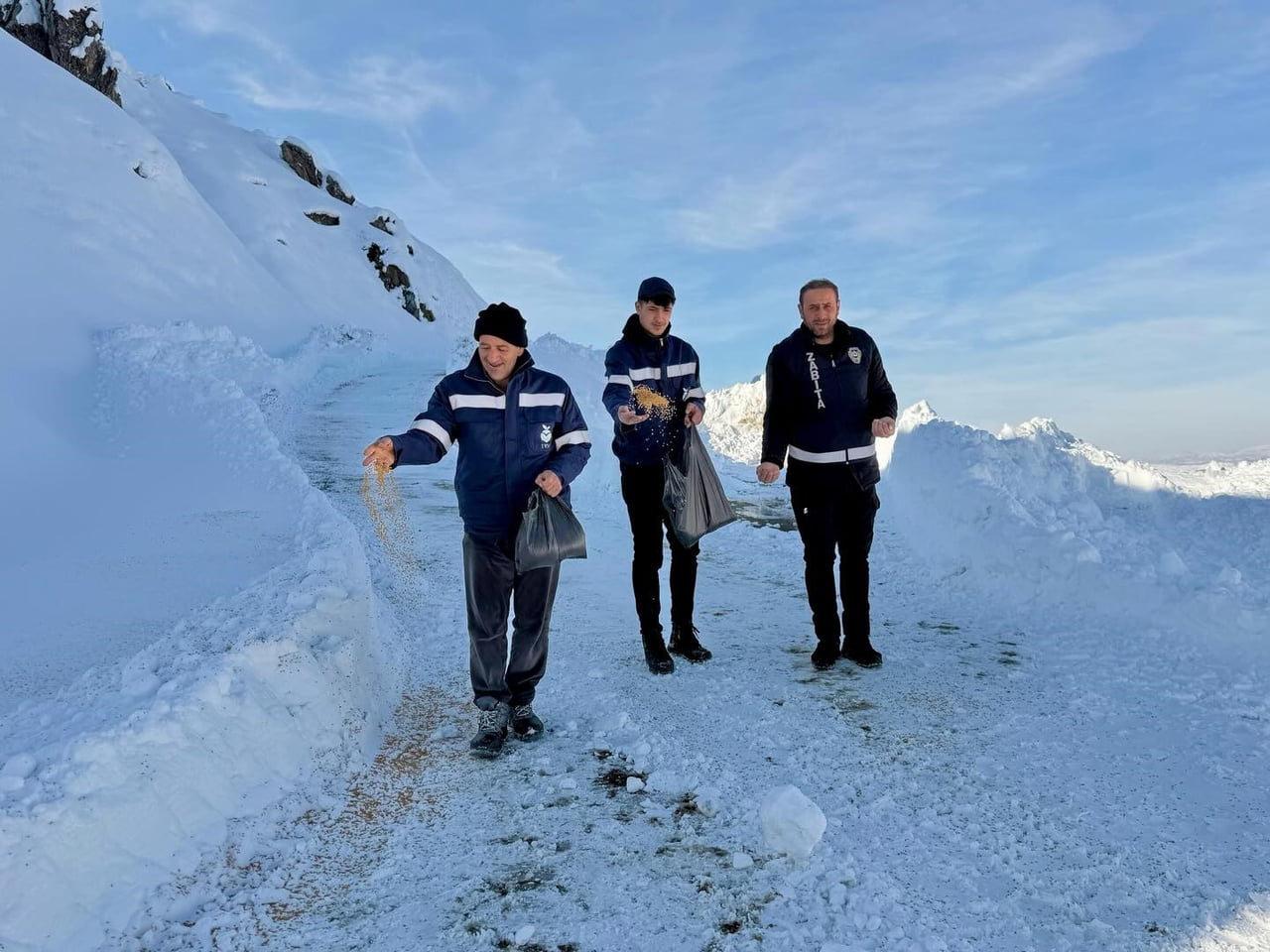 BİTLİS’İN MUTKİ İLÇESİNDE ETKİLİ OLAN YOĞUN KAR YAĞIŞI VE DONDURUCU SOĞUKLAR, YABAN HAYATINI DA...