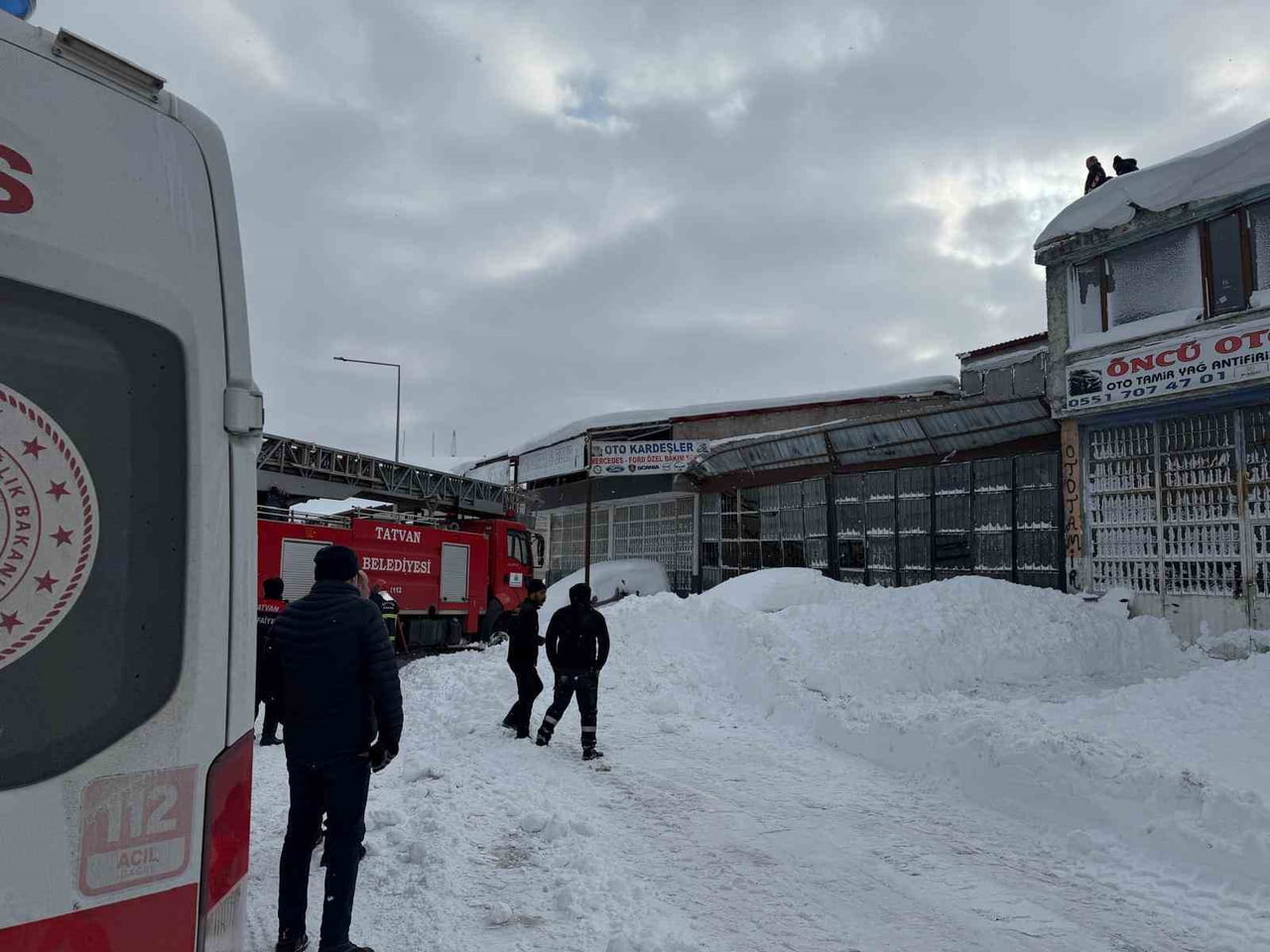 BİTLİS’İN TATVAN İLÇESİNDE KARIN AĞIRLIĞINA DAYANAMAYAN BİR İŞYERİNİN ÇATISININ ÇÖKMESİ SONUCU 1...