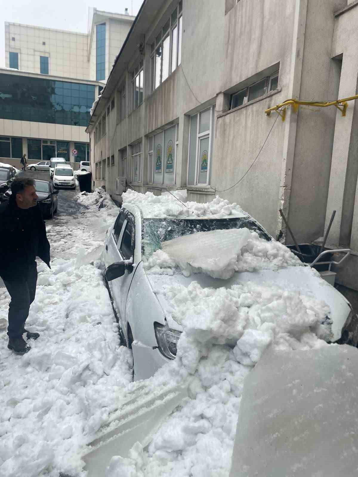 BİTLİS’İN TATVAN İLÇESİNDE TATVAN BELEDİYESİ EK HİZMET BİNASININ ÇATISINDA BİRİKEN KAR...