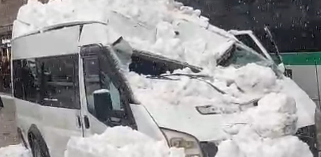 BİTLİS’TE ETKİLİ OLAN YOĞUN KAR YAĞIŞI SONRASI BİR BİNANIN ÇATISINDA BİRİKEN KAR KÜTLESİ, SEYİR...