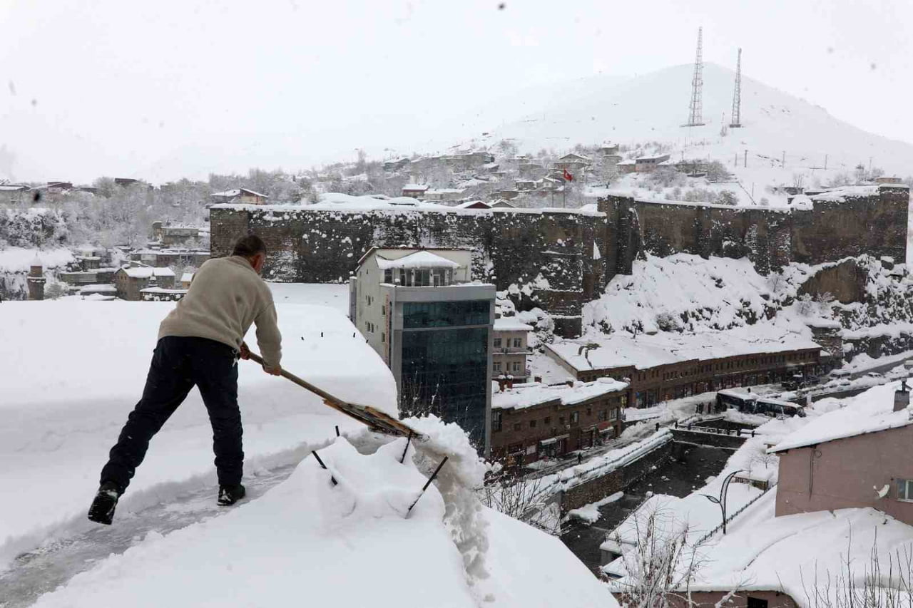 BİTLİS’TE ETKİLİ OLAN YOĞUN KAR YAĞIŞI SONRASI KENT GENELİNDE VATANDAŞLAR DAMLARDA KAR KÜREME...