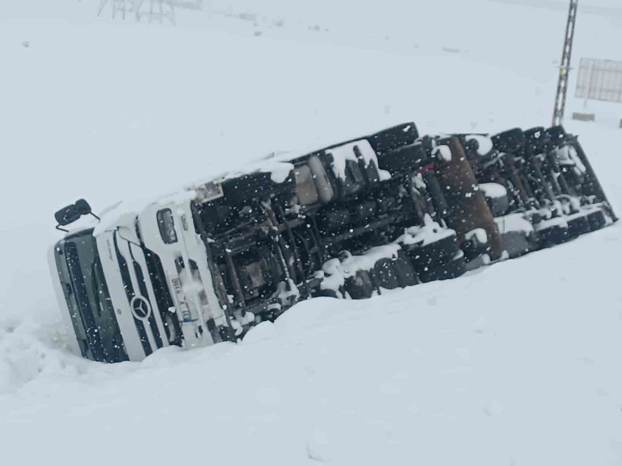 BİTLİS’TE ETKİLİ OLAN YOĞUN KAR YAĞIŞI VE TİPİ, TRAFİK KAZALARINI DA BERABERİNDE...