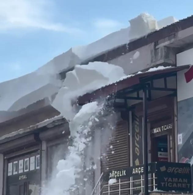 BİTLİS’TE ETKİLİ OLAN YOĞUN KAR YAĞIŞININ ARDINDAN BİNALARIN ÇATILARINDA BİRİKEN KAR KÜTLELERİ...