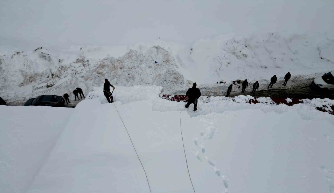 BİTLİS’TE ETKİSİNİ SÜRDÜREN YOĞUN KAR YAĞIŞININ ARDINDAN, OLASI ÇATI ÇÖKMELERİ VE BUZ...