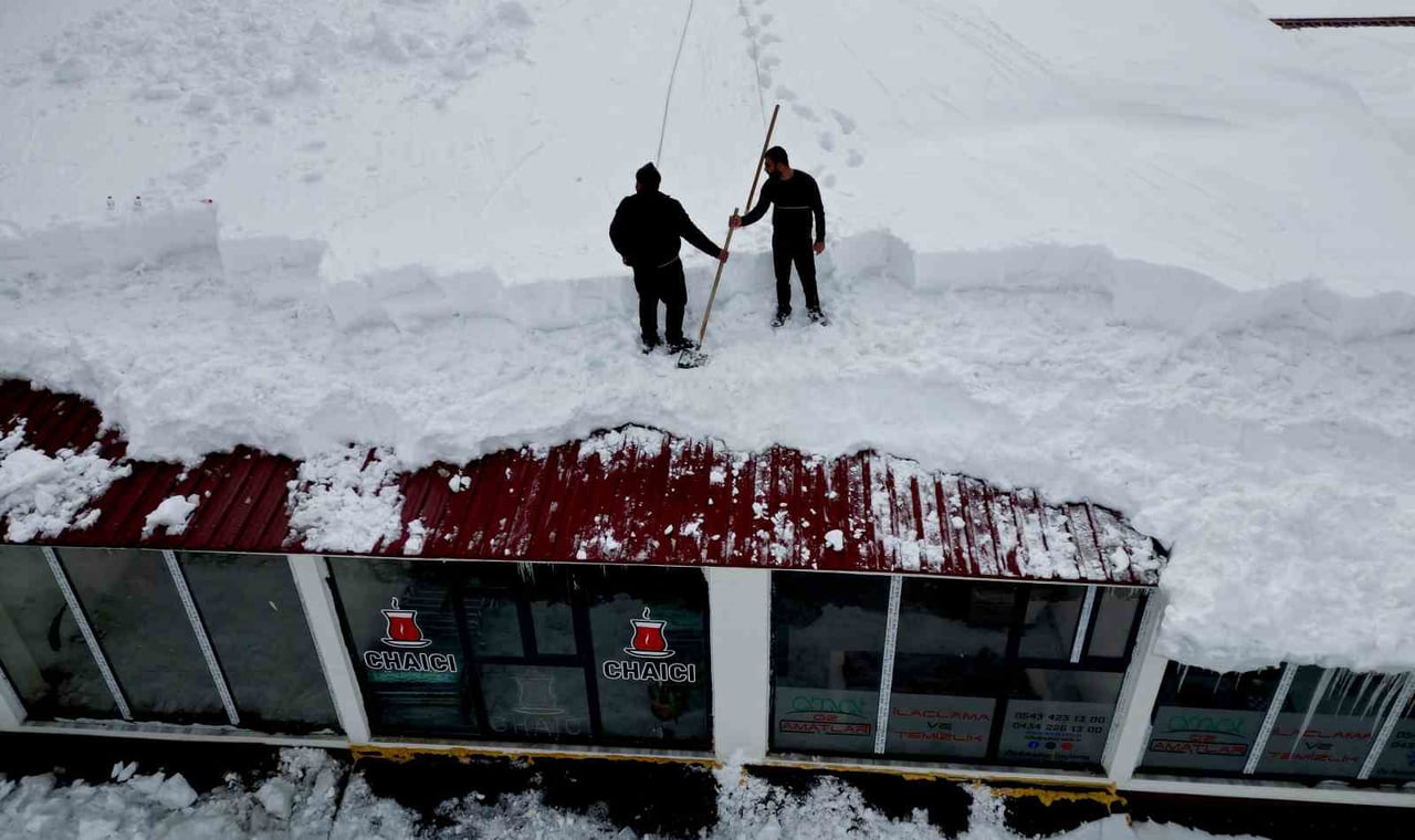 BİTLİS’TE ETKİSİNİ SÜRDÜREN YOĞUN KAR YAĞIŞININ ARDINDAN, OLASI ÇATI ÇÖKMELERİ VE BUZ...