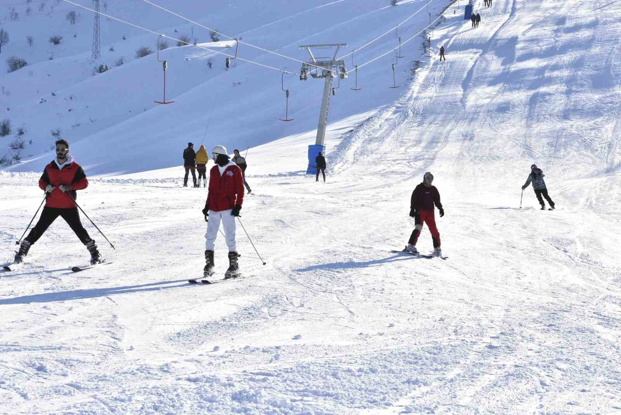 BİTLİS’TE GÜNLERDİR BEKLENEN KAR YAĞIŞININ ETKİSİNİ GÖSTERMESİYLE BİRLİKTE VATANDAŞLAR SOLUĞU...