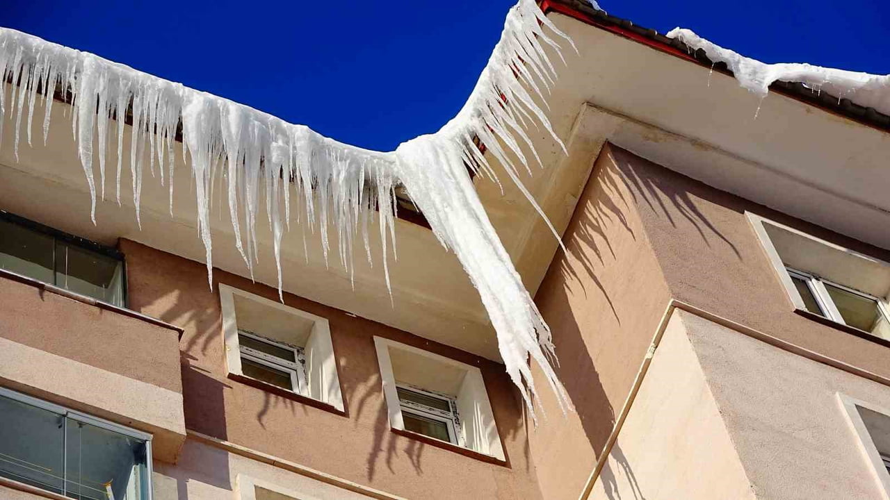 BİTLİS’TE GÜNLERDİR ETKİSİNİ SÜRDÜREN YOĞUN KAR YAĞIŞININ ARDINDAN HAYATIN OLUMSUZ ETKİLENMEMESİ...