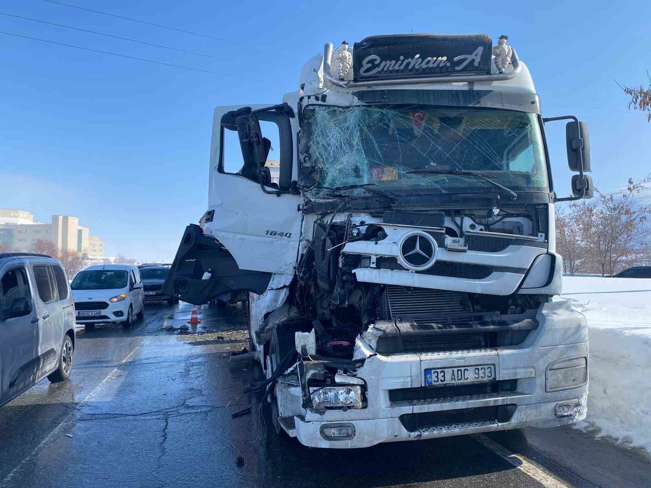 BİTLİS’TE İKİ TIRIN ÇARPIŞMASI SONUCU MADDİ HASARLI KAZA MEYDANA GELDİ.