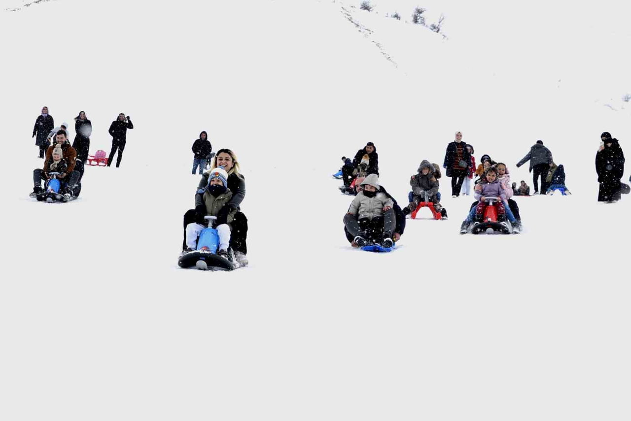 BİTLİS’TE OKULLARDA YARIYIL TATİLİNİN BAŞLAMASIYLA BİRLİKTE KENTTE BULUNAN EL AMAN VE ERHAN ONUR...