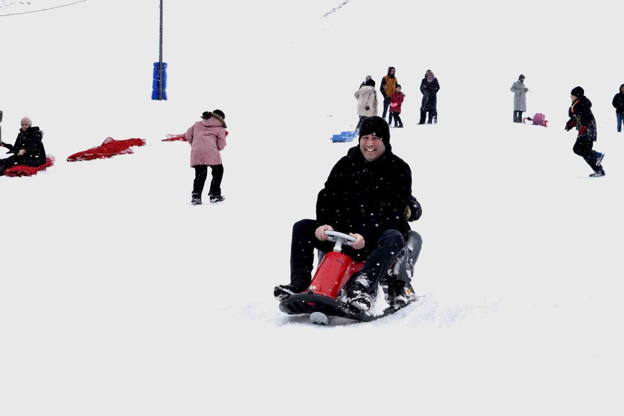 BİTLİS’TE OKULLARDA YARIYIL TATİLİNİN BAŞLAMASIYLA BİRLİKTE KENTTE BULUNAN EL AMAN VE ERHAN ONUR...