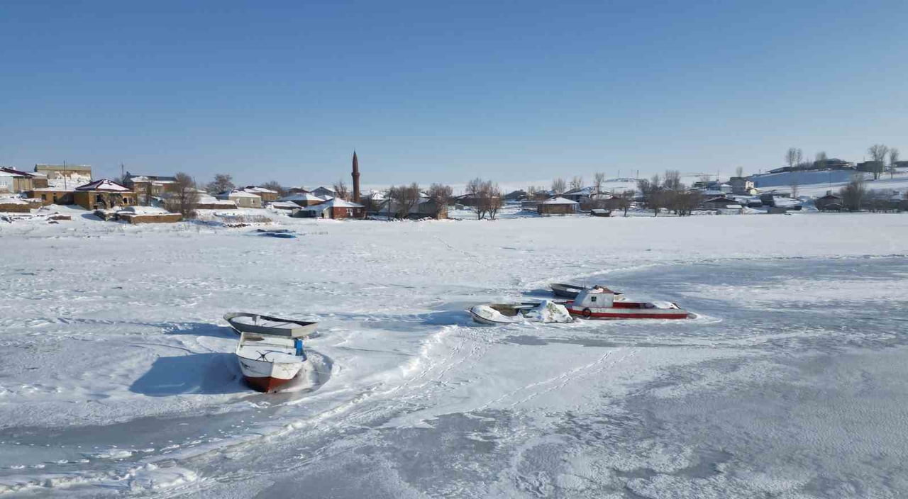 BİTLİS’TE UZUN SÜREDİR ETKİLİ OLAN DONDURUCU SOĞUKLAR, İL GENELİNDEKİ GÖL VE SULAK ALANLARI...