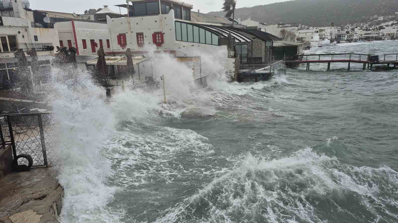 BODRUM’DA TEKNELER KARAYA VURDU, FERİBOT SEFERLERİ YAPILAMADI