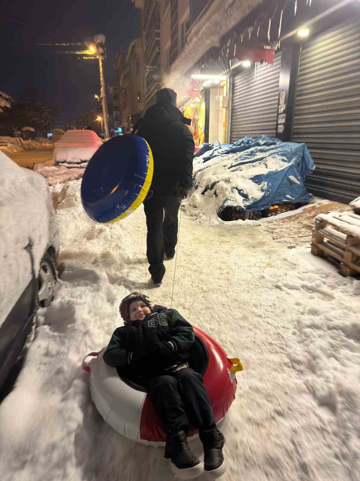 BOLU'DA GÜNLERDİR ETKİLİ OLAN YOĞUN KAR YAĞIŞI, KENTTE YAŞAMI OLUMSUZ ETKİLERKEN ÇOCUKLAR İÇİN...
