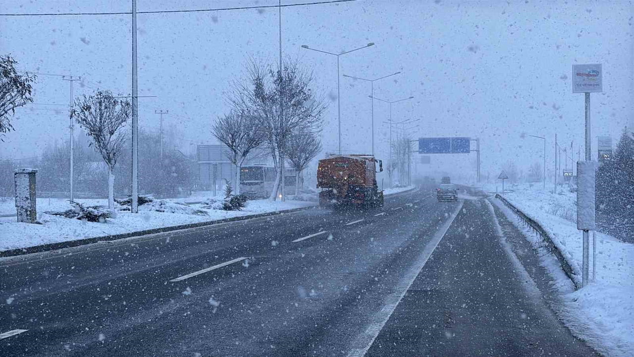 BOLU'DA SABAH SAATLERİNDEN İTİBAREN KAR YAĞIŞI ETKİLİ OLUYOR. D-100 KARA YOLU BOLU GEÇİŞİNDE VE...