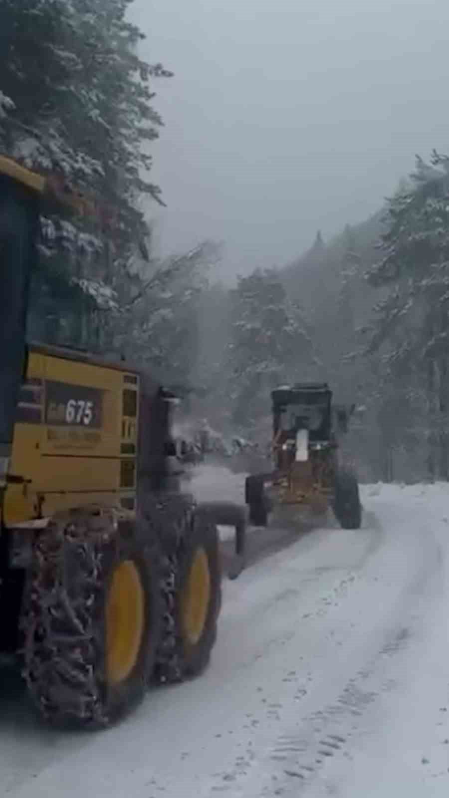 BOLU'NUN MENGEN İLÇESİNDE ETKİLİ OLAN KAR YAĞIŞI SONRASI KÖY YOLLARINDA ULAŞIMIN AKSAMAMASI İÇİN...