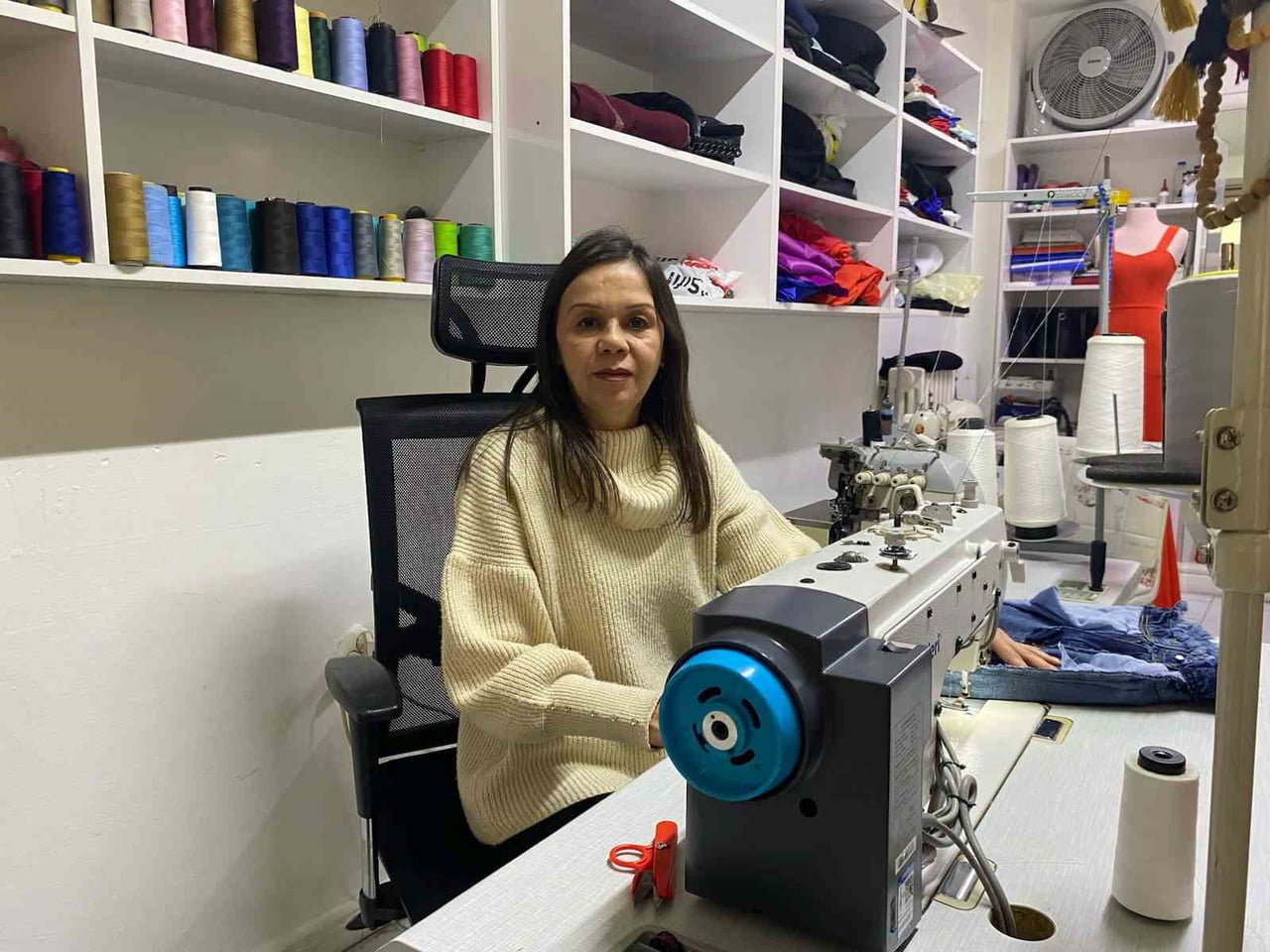 BOLU’DA 20 YILDIR TERZİLİK YAPAN KIYMET DİNÇ (48), HAZIR GİYİMDEKİ FİYAT DENGESİZLİKLERİ VE...