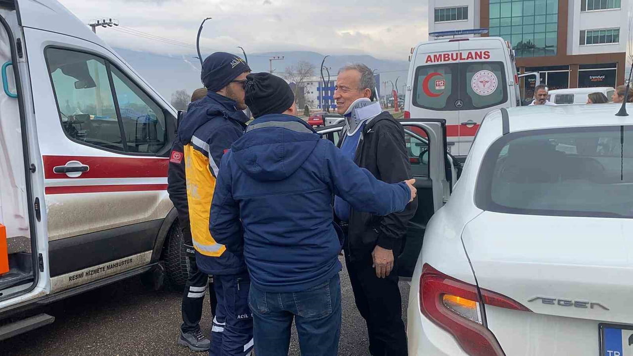 BOLU’DA FARKLI YÖNLERDEN KAVŞAĞA GİREN İKİ OTOMOBİLİN ÇARPIŞMASI SONUCU 1 KİŞİ...