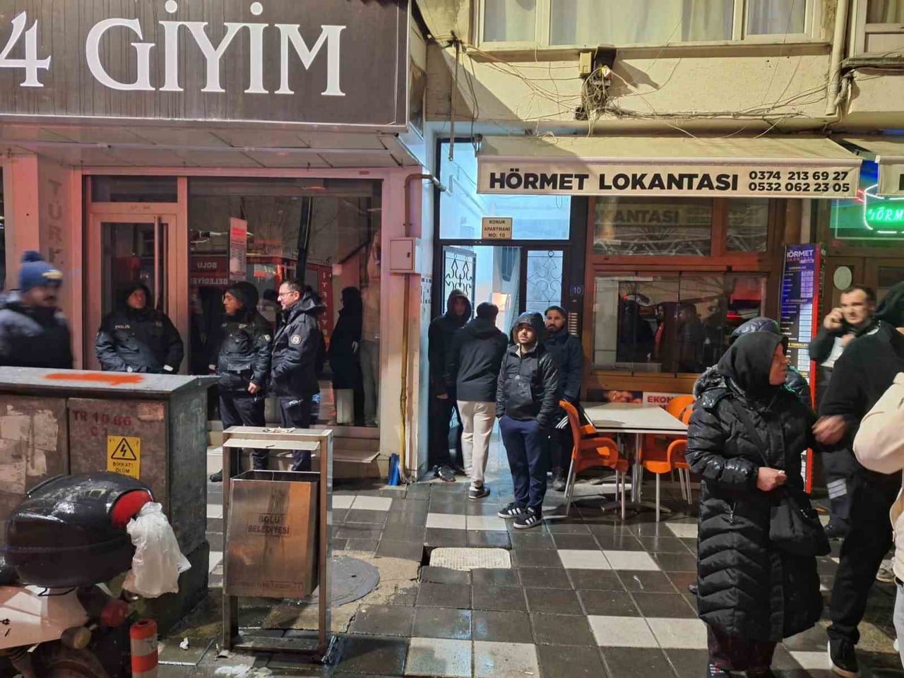 BOLU’DA KARAÇAYIR MAHALLESİ'NDE BİR APARTMANIN 3'ÜNCÜ KATINDA ÇIKAN YANGIN İTFAİYE EKİPLERİNCE...