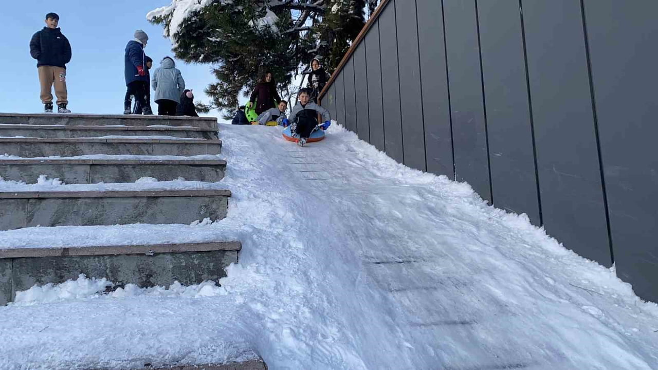 BOLU’DA KENT MEYDANI’NDA MERDİVENLERİ KAYAK PİSTİNE ÇEVİREN ÇOCUKLAR, ŞAMBRELLERLE KAYARAK...